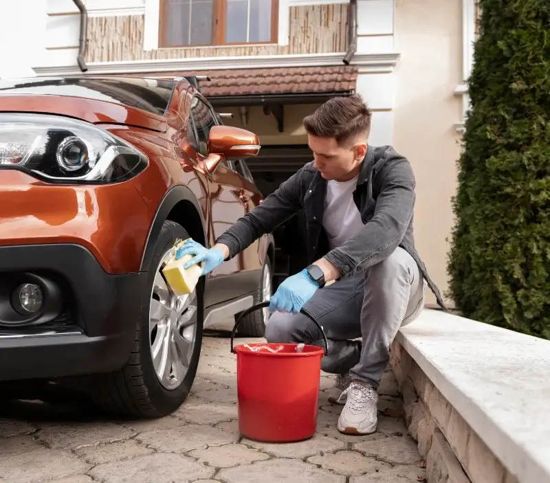 Lavage auto à domicile Lasserre : professionnel intervenant sur un véhicule